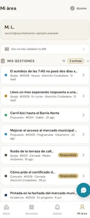 El mismo caso en el móvil del vecino, con su estado y la conversación