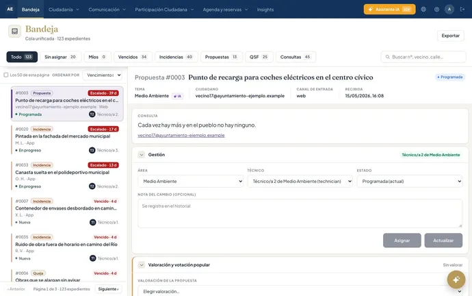 Bandeja unificada del panel con la lista de casos y el detalle de una propuesta